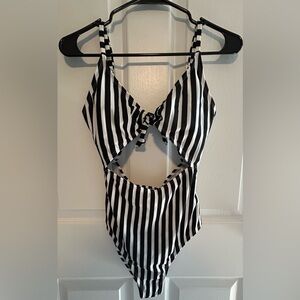 Arizona Jeans Women's Swim Wear-Size Medium - Black and White two piece